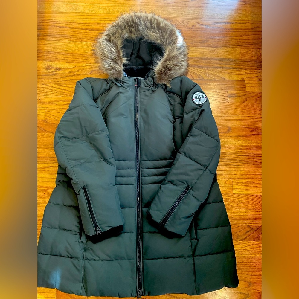 NWOT Arctic Expedition quilted down coat with hood. Size XL
